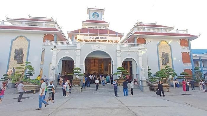 Rất đông người dân và du khách đến Nhà thờ Tắc Sậy để hành hương và dâng hương Cha Diệp