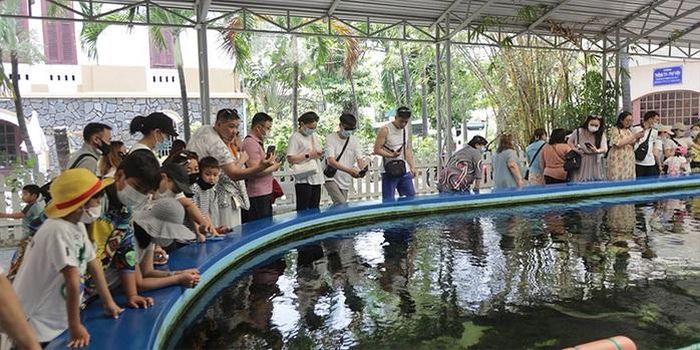 Du khách tham quan Viện Hải dương học Nha Trang rất đông (ảnh: Bá Duy)