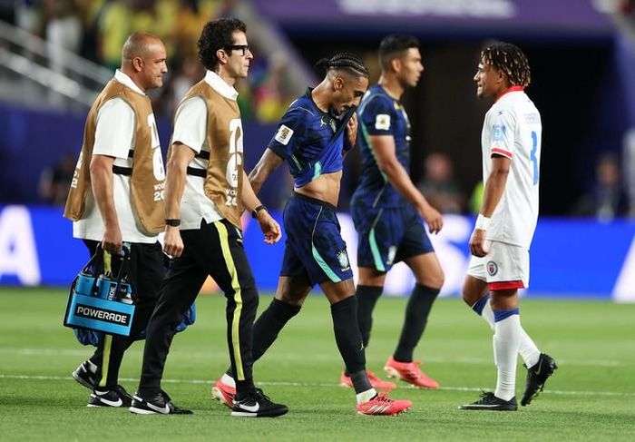 Raphinha dính chấn thương khiến khả năng ra sân ở trận tiếp theo của Brazil vẫn còn bỏ ngỏ.