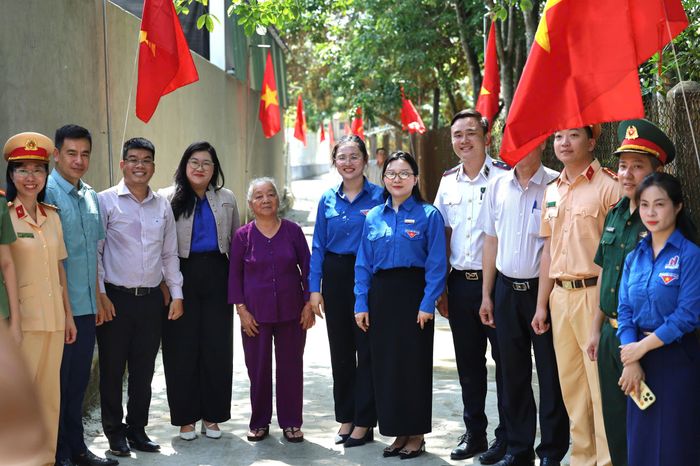 Từ sự chung sức của các đơn vị và người dân, tuyến đường Bình Mỹ 09 ở khu phố Đồng Sặc đã được khoác diện mạo mới, nối dài những giá trị nghĩa tình