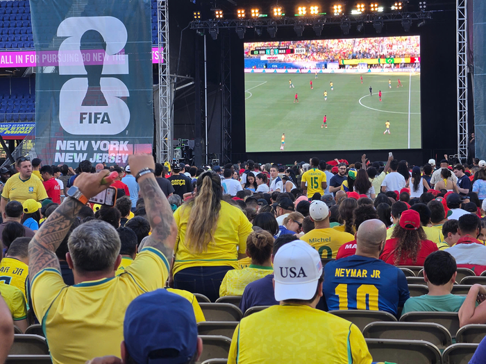 Cổ động viên theo dõi trận Brazil và Morocco tại fanzone trong một sân vận động.