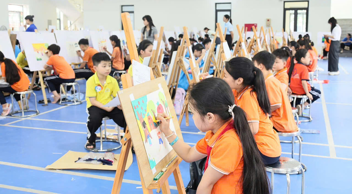 Học sinh tham gia Hội thi vẽ tranh thiếu nhi hè 2026 do Đoàn xã Quảng Bị, TP Hà Nội tổ chức với chủ đề “Quảng Bị - Sắc màu tuổi thơ”.