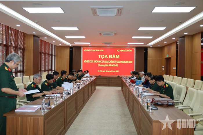 Lãnh đạo Viện Khoa học Nghệ thuật quân sự phát biểu tại buổi tọa đàm do Hội đồng Lý luận Trung ương phối hợp với Học viện Quốc phòng tổ chức. Ảnh: THU TRANG