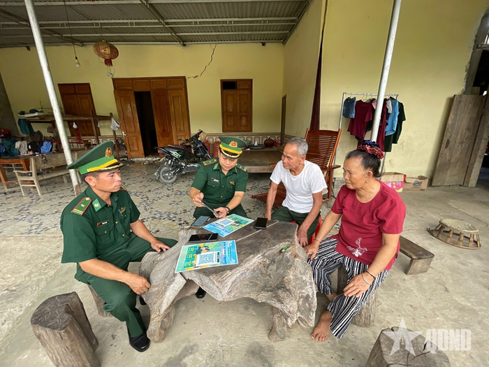 Bộ đội đến nhà hỗ trợ người dân tiếp cận chuyển đổi số.