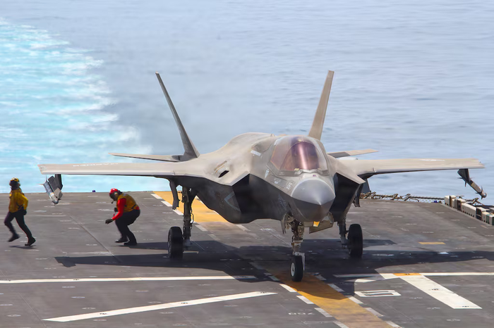 Một máy bay F-35 chuẩn bị cất cánh từ tàu tấn công đổ bộ lớp America USS Tripoli, ngày 17-4-2026. Ảnh: US Navy