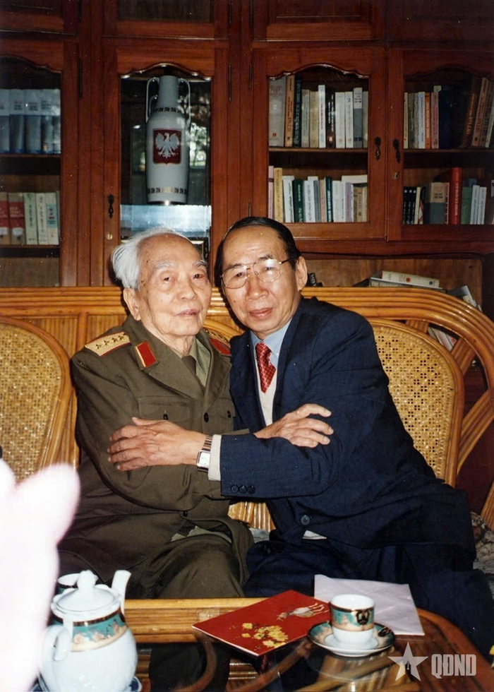 Đại tướng Võ Nguyên Giáp và nhà văn Hữu Mai. Ảnh tư liệu