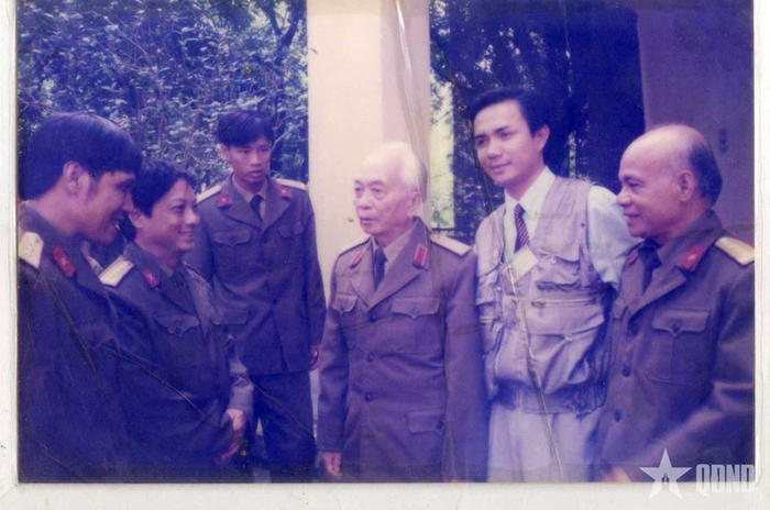 Đại tướng Võ Nguyên Giáp với đoàn làm phim năm 1998. Ảnh tư liệu