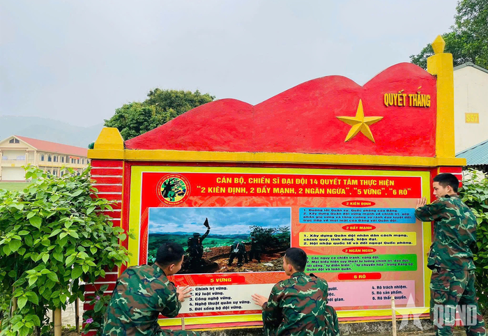 Lắp đặt pa nô, khẩu hiệu.