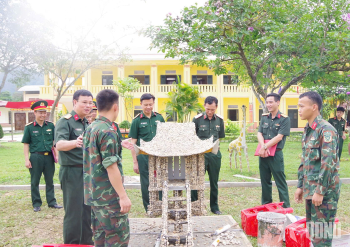 Đoàn kiểm tra của Quân khu 1 động viên chiến sĩ Trung đoàn 246 củng cố khuôn viên doanh trại.