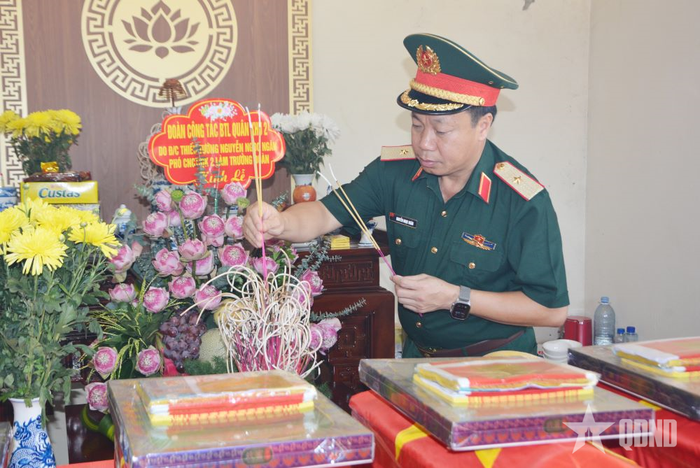 Thiếu tướng Nguyễn Ngọc Ngân, Phó chủ nhiệm Chính trị Quân khu 2, Phó trưởng Ban Thường trực Ban chỉ đạo thắp hương tưởng niệm các liệt sĩ.