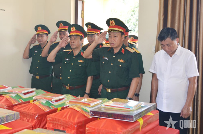 Đoàn công tác thắp hương tưởng niệm các liệt sĩ.