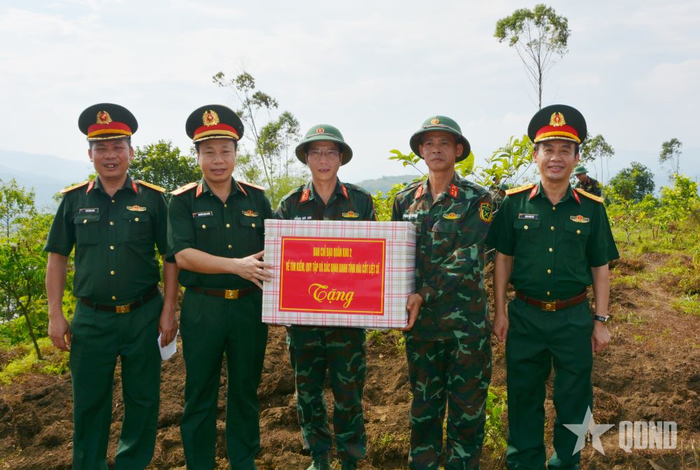 Thiếu tướng Nguyễn Ngọc Ngân, Phó chủ nhiệm Chính trị Quân khu 2 trao quà của Ban chỉ đạo tìm kiếm, quy tập, xác định danh tính HCLS cho Đội tìm kiếm, quy tập HCLS, Bộ CHQS tỉnh Lào Cai.