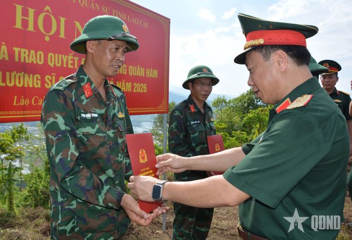Thiếu tướng Nguyễn Ngọc Ngân, Phó chủ nhiệm Chính trị Quân khu 2 trao quân hàm cho sĩ quan.