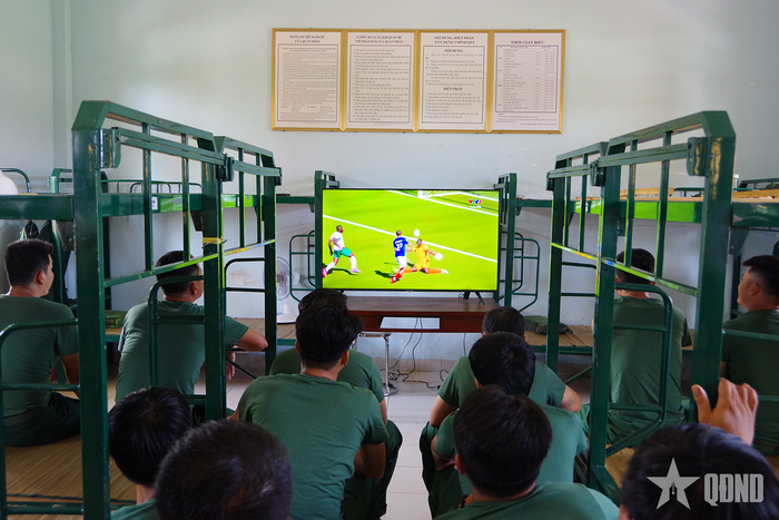 Cán bộ, chiến sĩ Sư đoàn 7 chăm chú theo dõi trận đấu tại World Cup 2026.