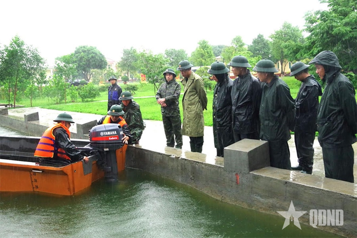 Duy trì chế độ nổ máy các phương tiện phòng, chống bão lụt. 