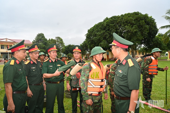 Cùng với phương tiện, vật chất mang theo, lương thực, thực phẩm của bộ đội đều sẵn sàng. 