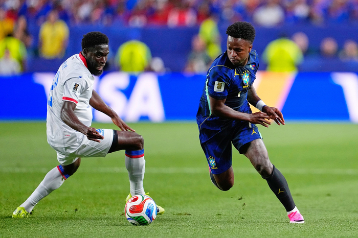 Vinicius Junior (áo xanh) khiến các trung vệ của Haiti vất vả theo kèm. Ảnh: AP