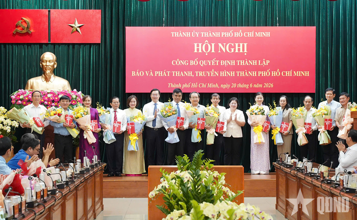 Lãnh đạo Thành ủy TP Hồ Chí Minh tặng hoa tri ân sự đóng góp của lãnh đạo các cơ quan báo chí thành phố thời gian qua.