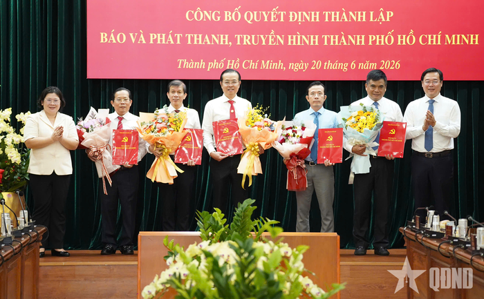 Lãnh đạo Thành ủy TP Hồ Chí Minh trao quyết định, tặng hoa chúc mừng Ban Tổng giám đốc, Hội đồng biên tập cơ quan Báo và Phát thanh, truyền hình TP Hồ Chí Minh.