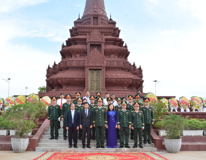Đoàn Việt Nam dâng hương tại Tháp cốt tưởng niệm các chiến sĩ Đoàn 125- tiền thân của lực lượng vũ trang cách mạng đoàn kết cứu nước Campuchia, tại Khu di tích lịch sử quân sự Techo Koh Thmor X16.