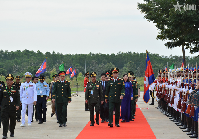 Phía Campuchia đón các đại biểu Việt Nam sang tham dự lễ kỷ niệm.