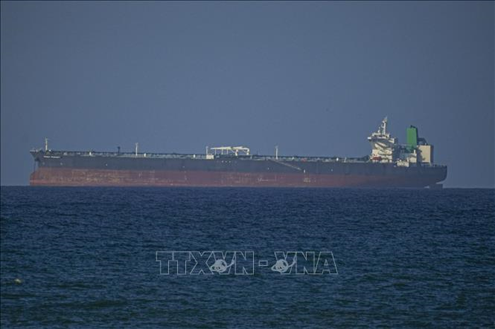 Con tàu di chuyển qua eo biển Hormuz. Ảnh: TTXVN