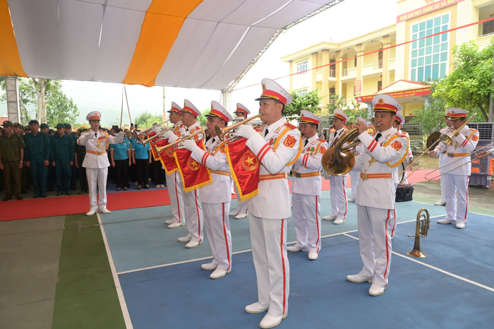 Đội Quân nhạc Quân khu 2 thực hiện nhiệm vụ tại buổi lễ. 