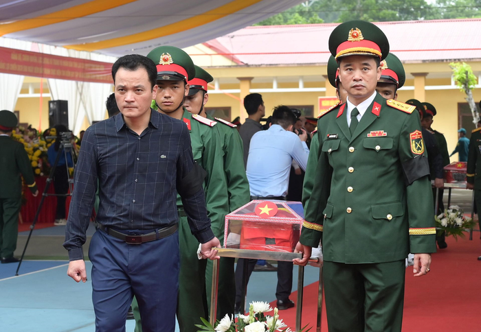 Đại tá Nguyễn Đức Cương, Chính ủy Bộ CHQS tỉnh Lào Cai và đồng chí Giàng Quốc Hưng, Phó chủ tịch UBND tỉnh di quan hài cốt các anh hùng liệt sĩ. 