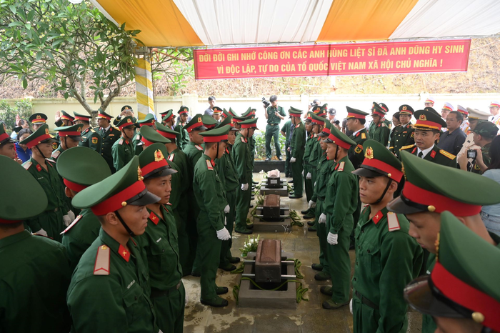Lễ an táng hài cốt các anh hùng liệt sĩ diễn ra trang trọng.