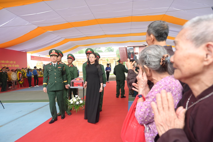 Lãnh đạo tỉnh Lào Cai và Quân khu 2 di quan hài cốt liệt sĩ. 