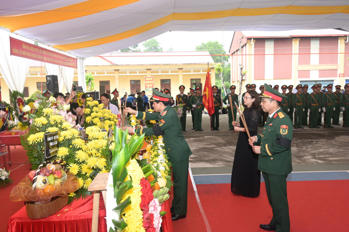 Các đại biểu thắp hương tri ân các anh hùng liệt sĩ.
