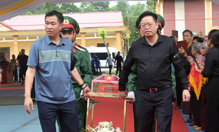Lãnh đạo xã Bát Xát di quan hài cốt các anh hùng liệt sĩ. 