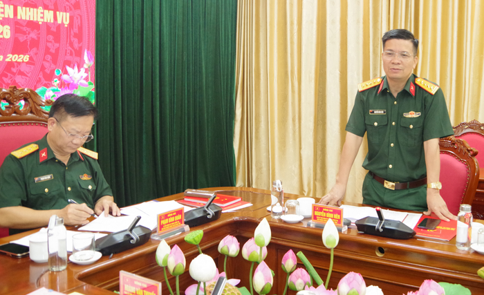 Đại tá Nguyễn Đình Nên, Chủ nhiệm Chính trị Bộ CHQS tỉnh phát biểu tại hội nghị.
