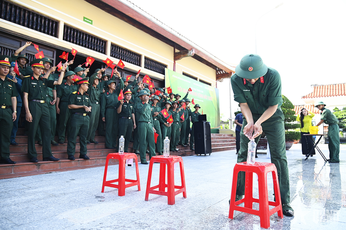 Cán bộ, chiến sĩ tham gia trò chơi. 
