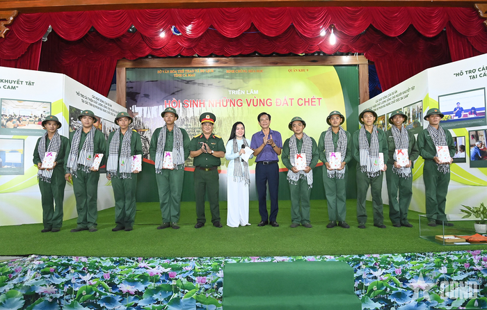  Ban tổ chức đã trao những phần quà cho các đội đạt thành tích hoạt động sôi nổi và thành tích cao trong hoạt động ngoại khóa.