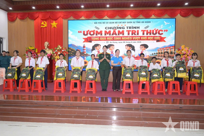 Đằng sau mỗi phần quà là mong muốn tiếp thêm động lực để các em tiếp tục nỗ lực học tập, vượt qua hoàn cảnh khó khăn, nuôi dưỡng những ước mơ. 