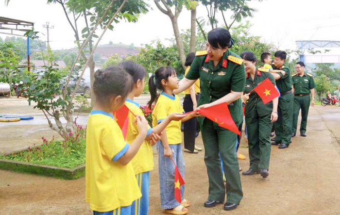  Đại tá Nguyễn Thị Thu Hiền, Trưởng ban Phụ nữ Quân đội thăm Trường Mầm non Sao Mai (Đoàn KTQP 726).
