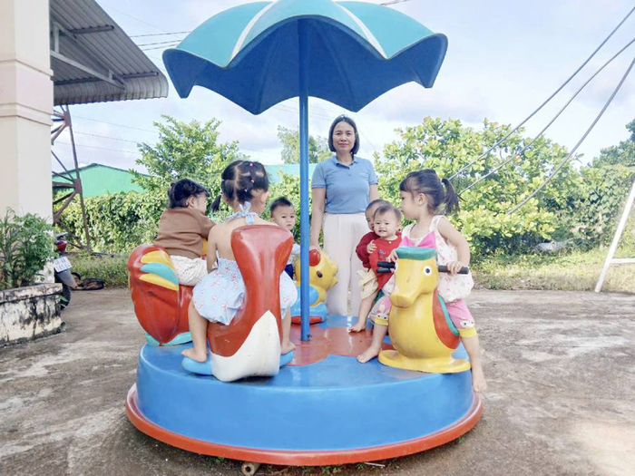 Cô và trò Trường Mầm non Hoa Sim (Đoàn KTQP 720). 