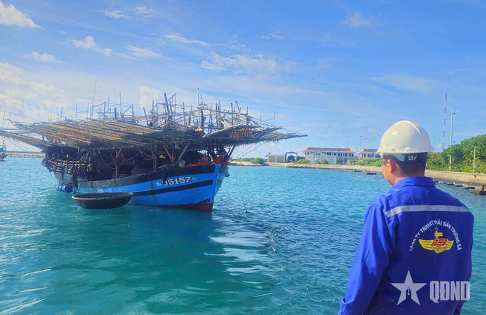 Hướng dẫn, tiếp nhận tàu cá bị hỏng vào âu tàu Trường Sa.