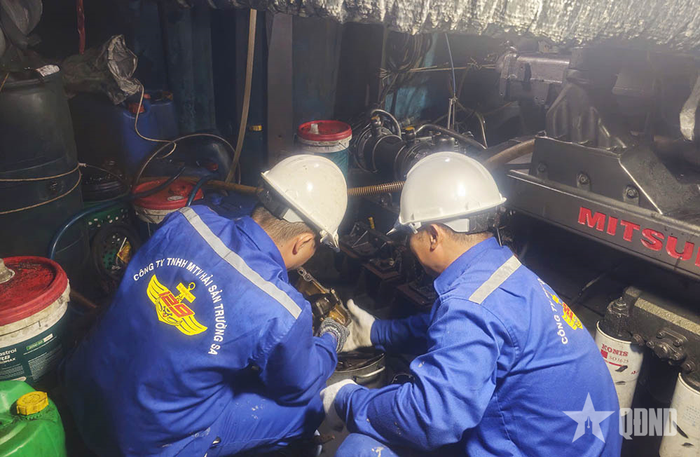 Nhân viên kỹ thuật Trung tâm sửa chữa máy chính cho tàu cá ngư dân.