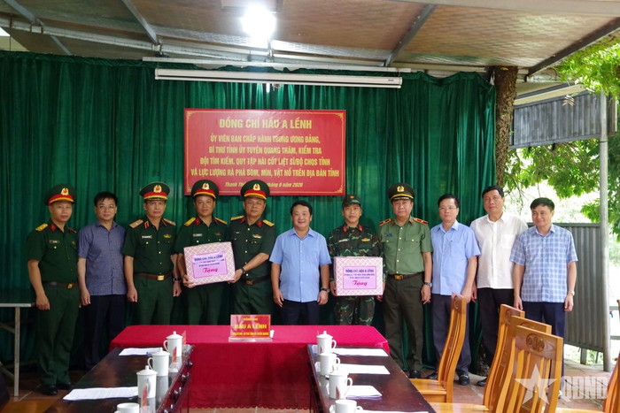  Đoàn công tác tặng quà động viên cán bộ, chiến sĩ Đội tìm kiếm, quy tập hài cốt liệt sĩ Bộ CHQS tỉnh Tuyên Quang và Đội rà phá bom, mìn thuộc Tổng công ty 319. 