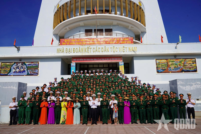 Toàn đoàn cùng cán bộ, chiến sĩ và nhân dân trên đảo Đá Tây A. Ảnh: ANH TUẤN