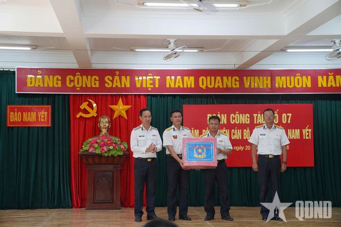 Chuẩn đô đốc Nguyễn Hữu Thoan, Chính ủy Học viện Hải quân, Trưởng đoàn công tác trao quà tặng cán bộ, chiến sĩ trên đảo Nam Yết. Ảnh: ANH TUẤN