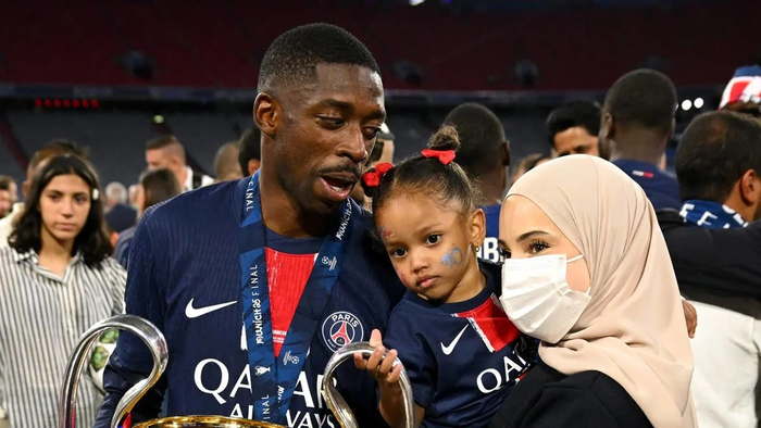 Ousmane Dembélé bên vợ Rima Edbouche và con gái sau chiến thắng giúp PSG lần đầu tiên vô địch UEFA Champions League trong lịch sử câu lạc bộ ngày 31-5-2025.