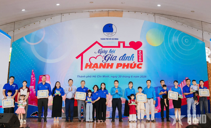  Các gia đình trẻ tiêu biểu được tuyên dương tại chương trình.