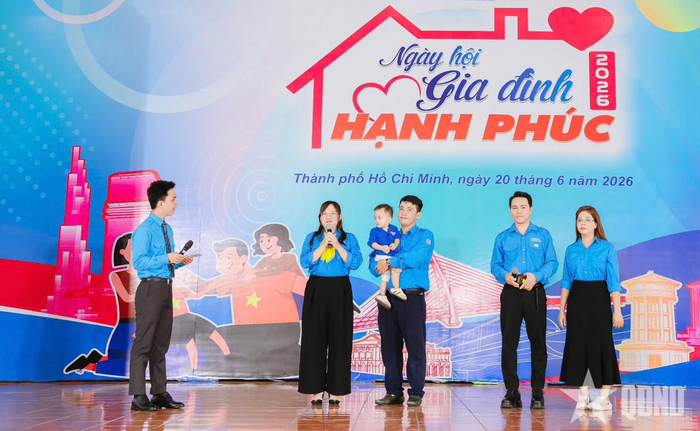 Ban tổ chức giao lưu cùng các gia đình trẻ tiêu biểu. 