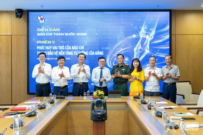 Đồng chí Lê Quốc Minh, Ủy viên Trung ương Đảng, Tổng Biên tập Báo Nhân Dân, Phó trưởng ban Tuyên giáo và Dân vận Trung ương, Chủ tịch Hội Nhà báo Việt Nam và các đại biểu dự tọa đàm.