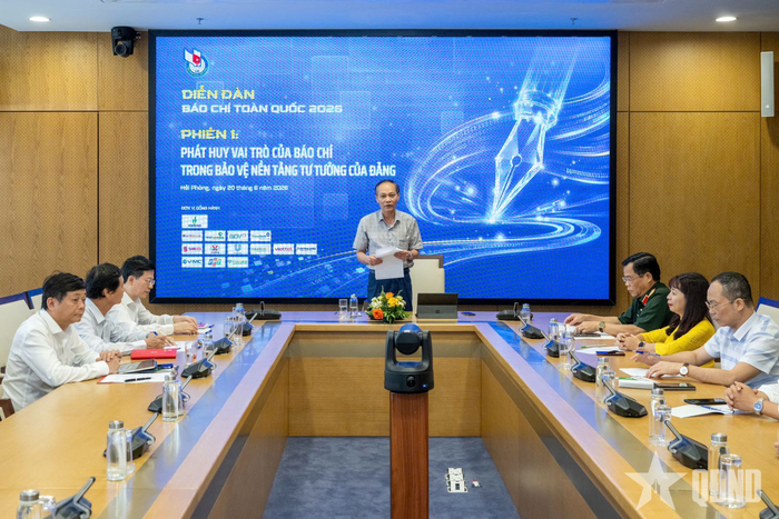 Đại tá, nhà báo Lê Ngọc Long phát biểu kết luận tọa đàm.