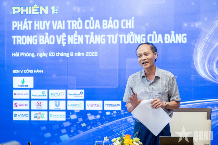Đại tá, nhà báo Lê Ngọc Long phát biểu.