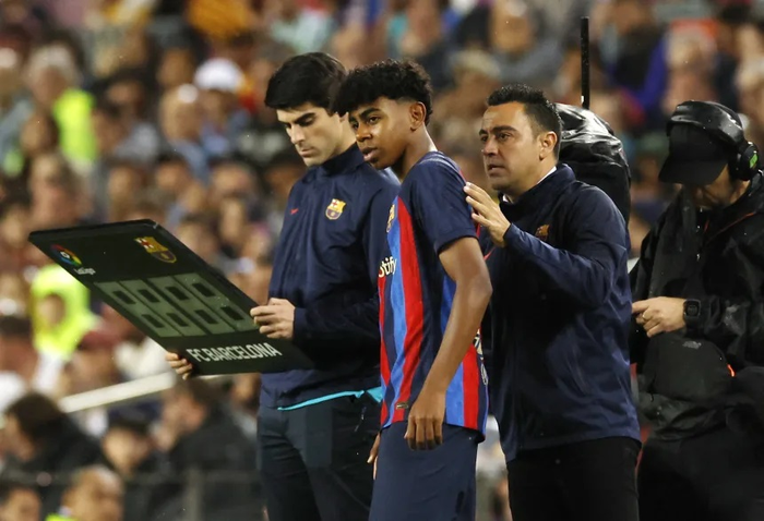  Lamine Yamal nhận chỉ đạo từ Xavi, HLV trưởng Barcelona khi đó, trước trận ra mắt đội 1 vào tháng 4-2023. Ảnh: Reuters